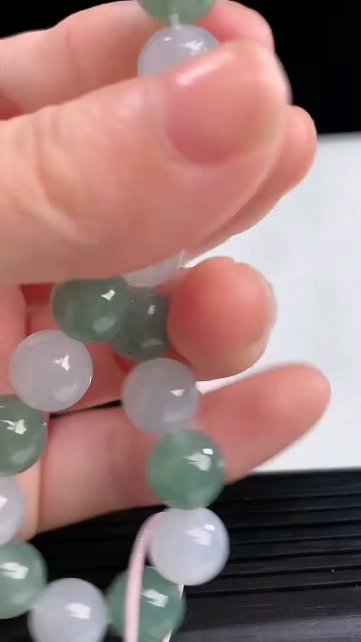 天然A货翡翠圆珠手串尺寸9.2-20颗重量:28.74g4月10日
工厂直销收藏佳品,种好水足，色泽均匀，有种有色，上手高大气！