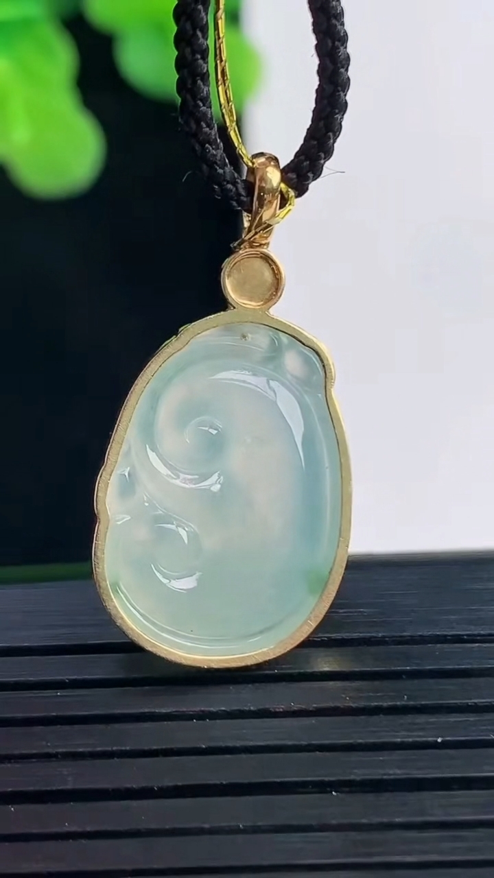 天然A货翡翠种飘花如意吊坠尺寸29.6-14.9-4.4重量:3.21g
4月10日