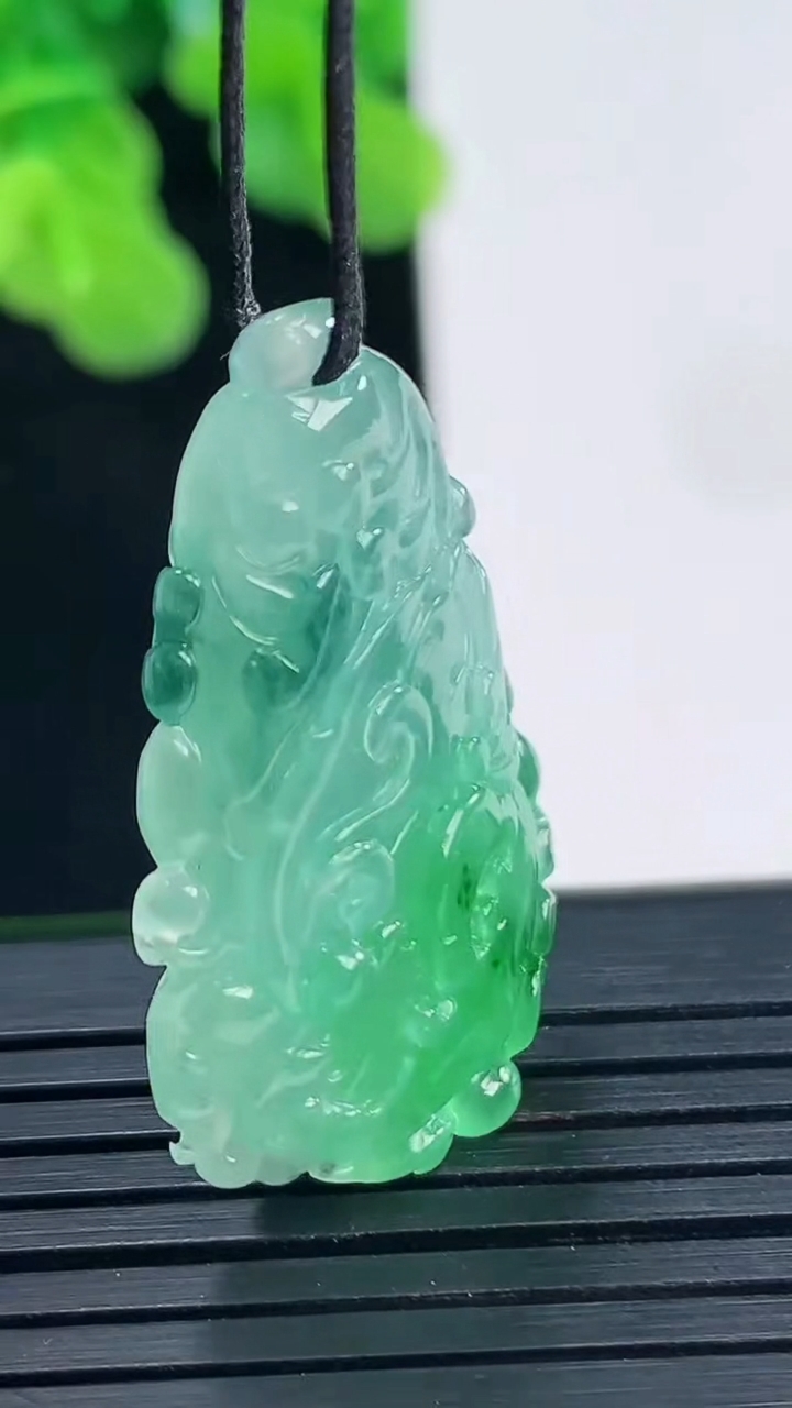 天然A货翡翠白菜吊坠尺寸32.4-20-8重量:6.82g
4月10日