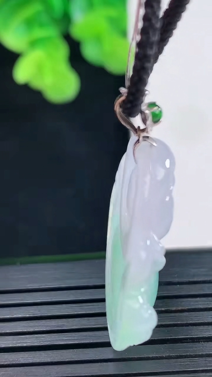 天然A货翡翠佛公吊坠尺寸27.5-29.8-5.8重量:7.68g
4月10日