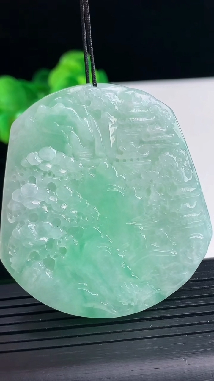 天然A货翡翠山水牌吊坠尺寸54.6-49.9-5.7重量:39.19g
4月10日