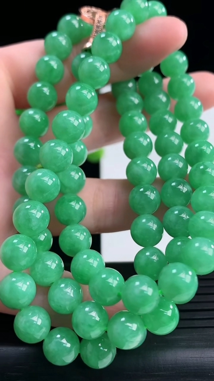 天然A货翡翠圆珠项链尺寸7.8-73颗重量:66.35g
4月10日