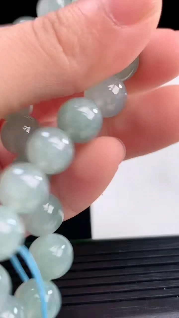 天然A货翡翠圆珠手串尺寸9.4-19颗重量:29.14g4月10日
工厂直销收藏佳品,种好水足，色泽均匀，有种有色，上手高大气！