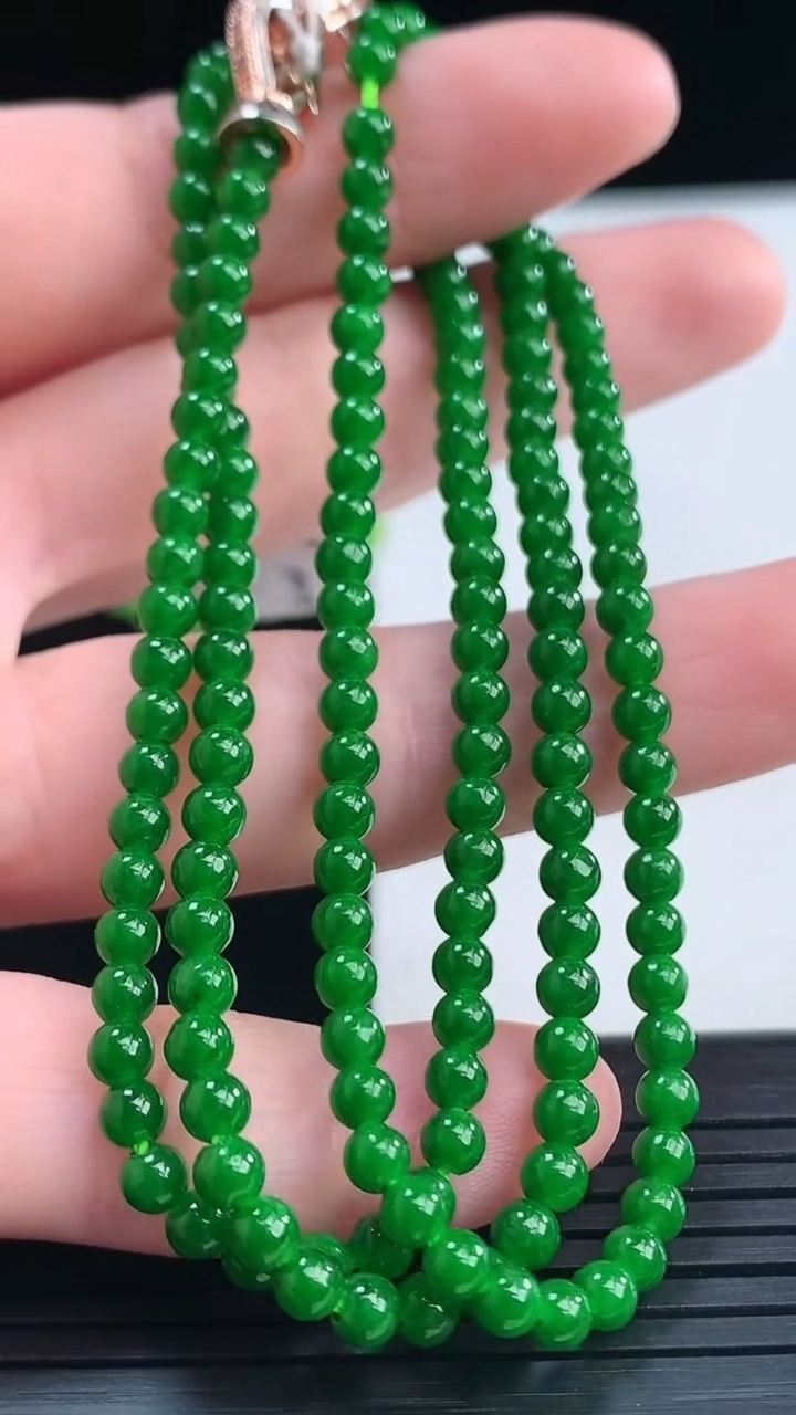 天然A货翡翠小米珠项链尺寸3.7-3.5-165颗重量:13.57g4月10日
工厂直销收藏佳品,种好水足，色泽均匀，有种有色，上手高大气！
