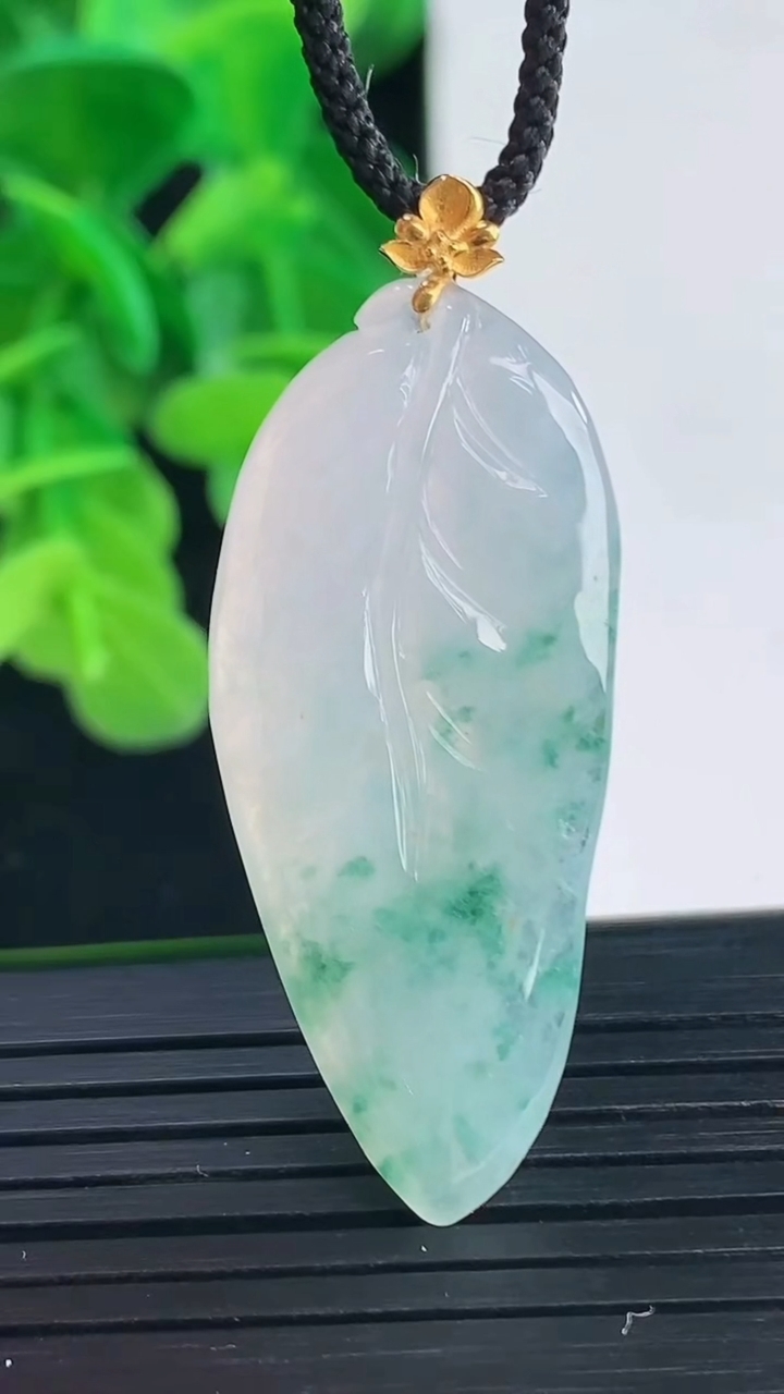 天然A货翡翠18K金飘花金枝玉叶 叶子吊坠尺寸43.7-17-4.7重量:5.73g
4月10日