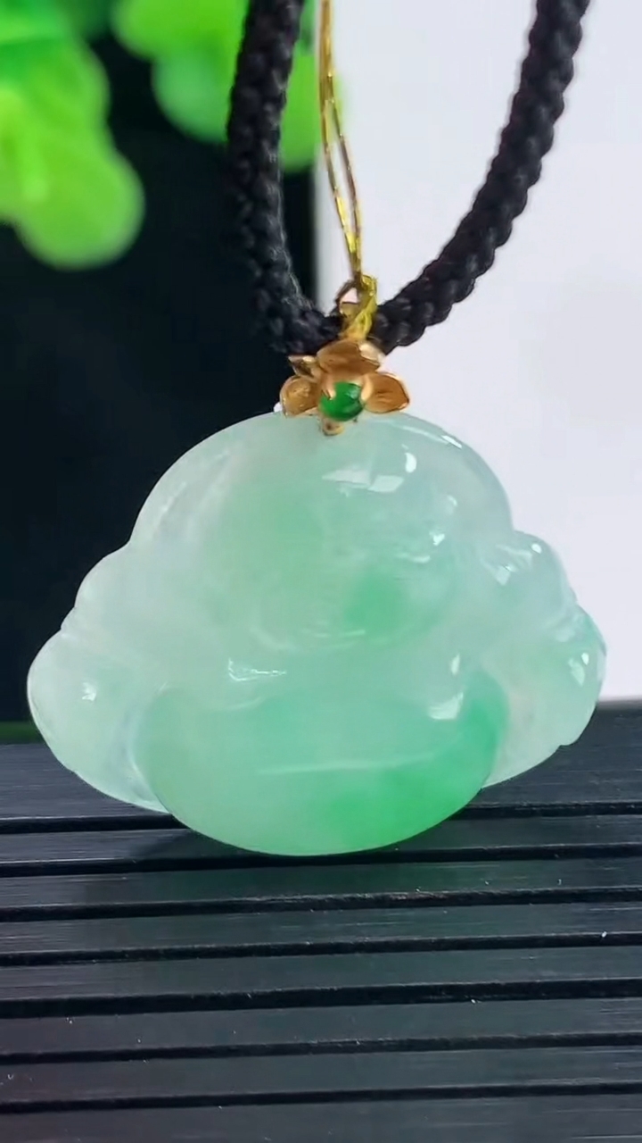 天然A货翡翠佛公吊坠尺寸22.9-25.7-5.1重量:4.76g
4月10日