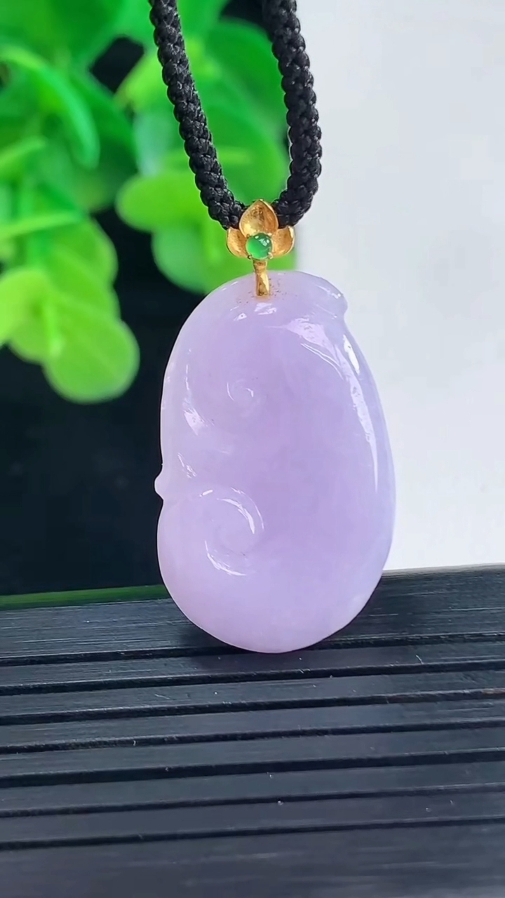 天然A货翡翠18K金紫罗兰如意吊坠尺寸30.8-16.4-3.8重量:3.96g
4月10日