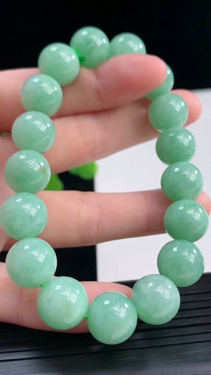 天然A货翡翠圆珠手串尺寸11.7-17颗重量:48.14g4月10日
工厂直销收藏佳品,种好水足，色泽均匀，有种有色，上手高大气！