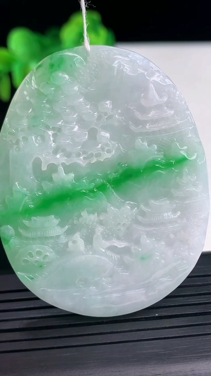 天然A货翡翠山水牌吊坠尺寸56.6-45.2-5.4重量:29.81g
4月10日