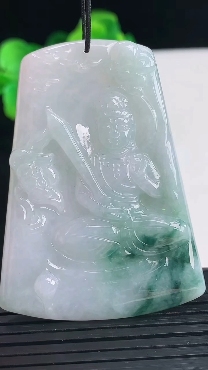 天然A货翡翠飘花文殊菩萨吊坠尺寸56.5-41.4-5.7重量:24.59g
4月10日