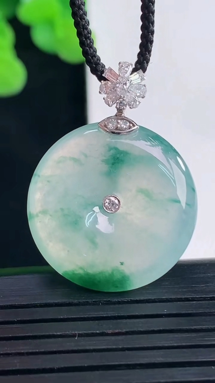 天然A货翡翠种飘花平安扣吊坠尺寸22.9-5.2重量:6.22g
4月10日