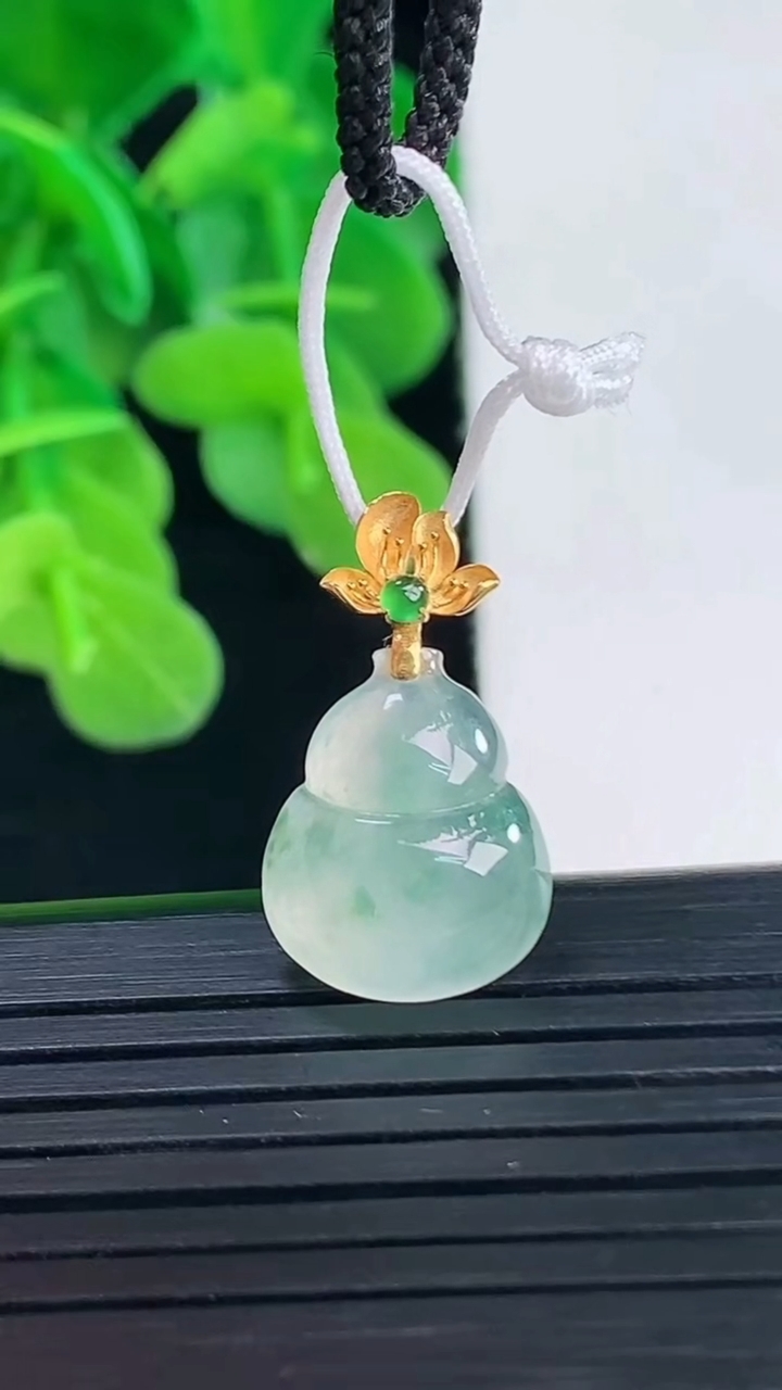 天然A货翡翠18K金飘花葫芦吊坠尺寸21.2-11.8-4.5重量:1.72g
4月10日