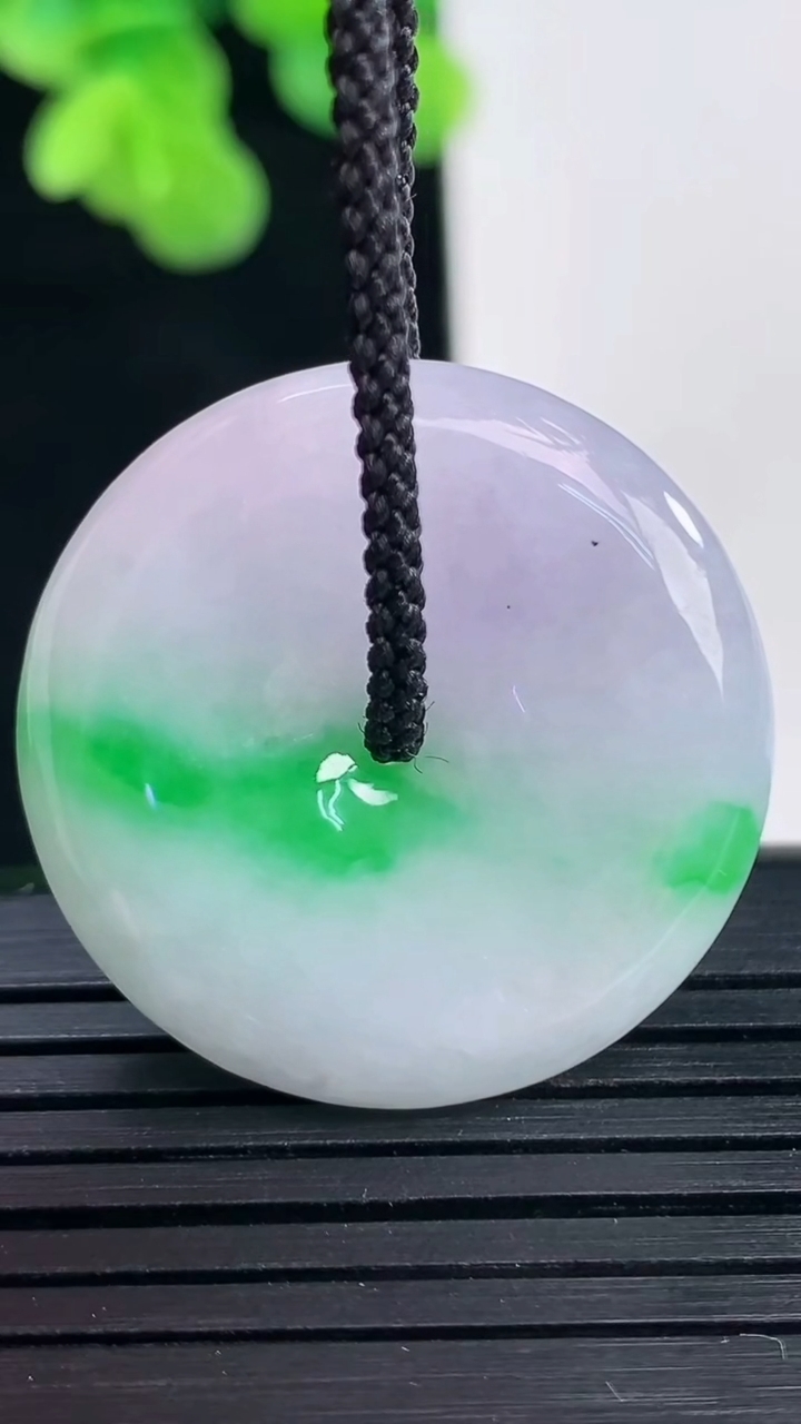 天然A货翡翠平安扣吊坠尺寸28.5-5.8重量:10.21g
4月10日