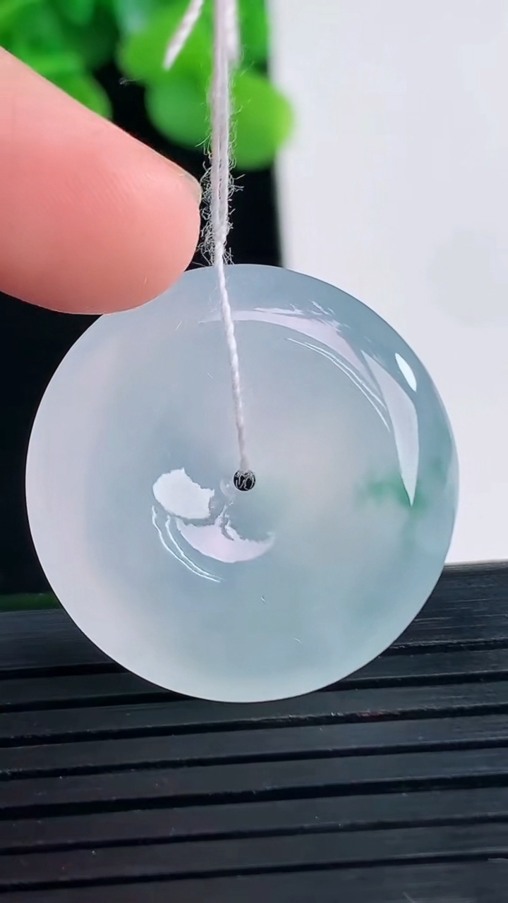 天然A货翡翠种飘花平安扣吊坠尺寸25.8-5.5重量:7.95g
4月10日