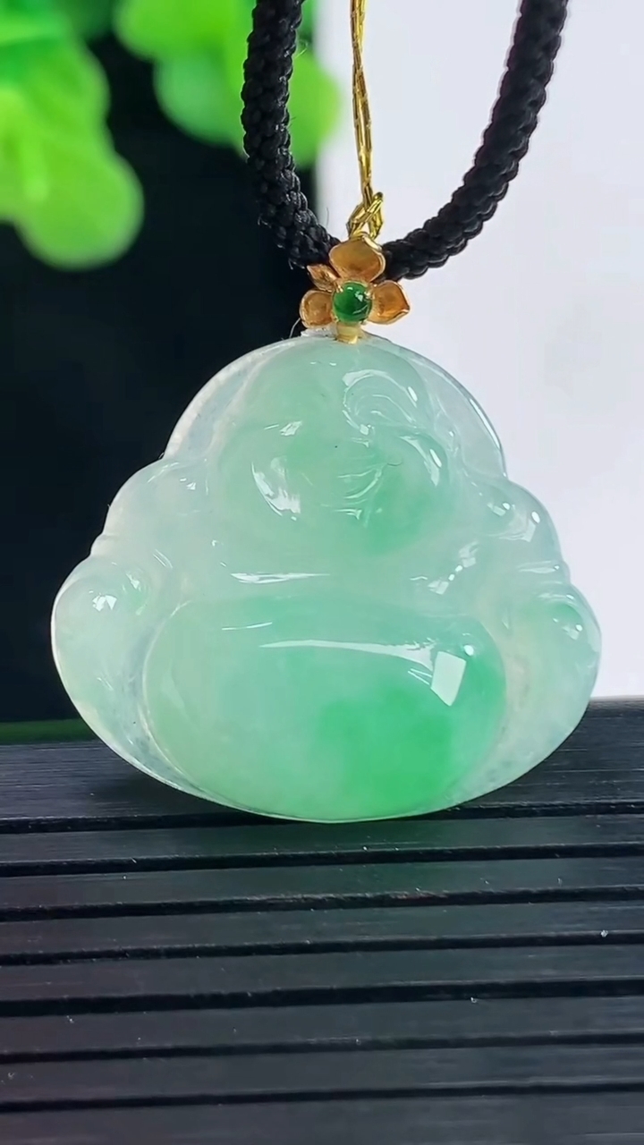 天然A货翡翠佛公吊坠尺寸22.9-25.7-5.1重量:4.76g
4月10日