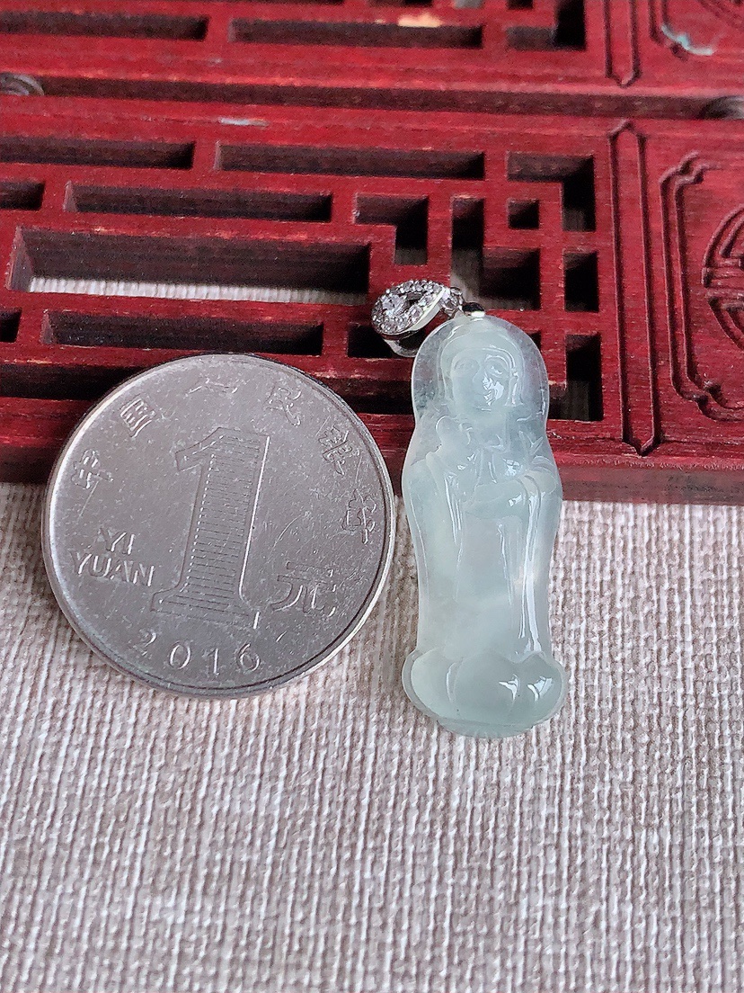天然A货翡翠晴水观音吊坠 
尺寸30.7-11.2-4.8mm 重量3.44g 0409