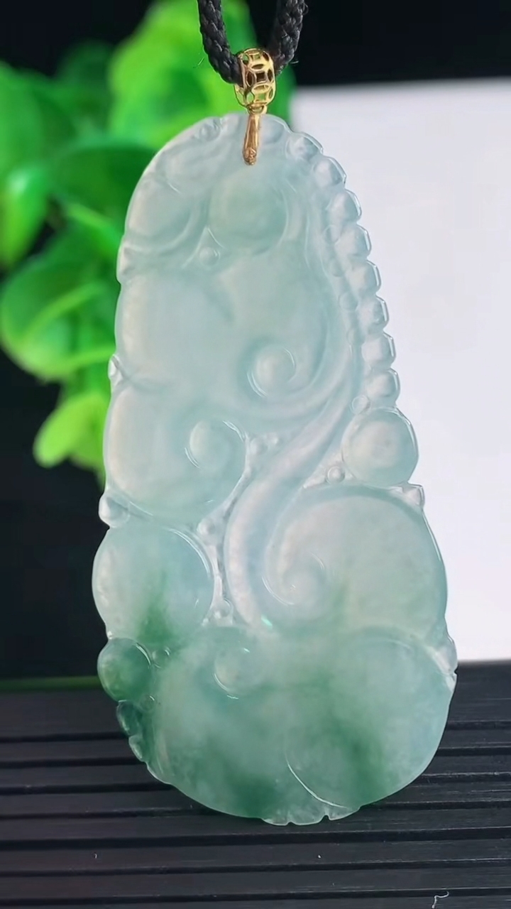 天然A货翡翠18K金飘花如意吊坠尺寸52.8-26.4-2.7重量:7.72g
4月10日