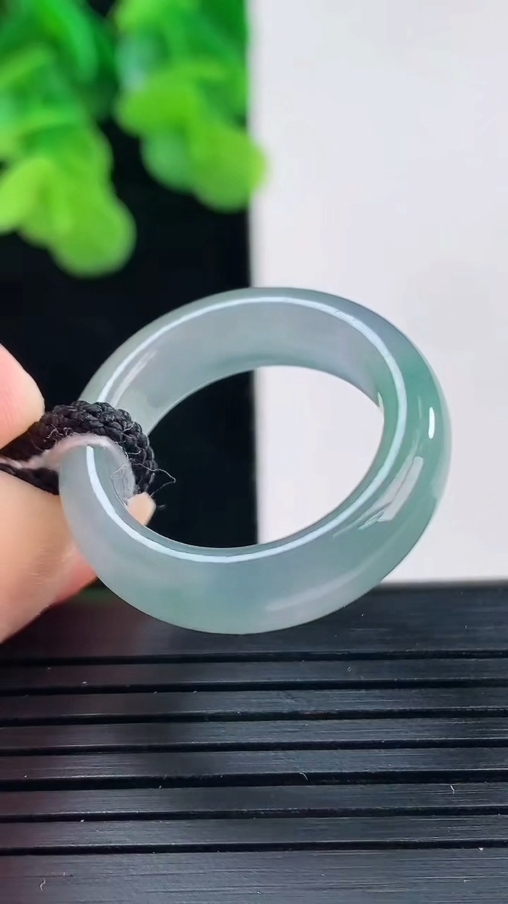 天然A货翡翠指环戒指尺寸18.1-6.1-3.8重量:5.14g2026年4月10日
工厂直销收藏佳品,种好水足，色泽均匀，有种有色，上手高大气！