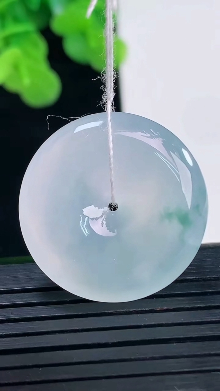 天然A货翡翠种飘花平安扣吊坠尺寸25.8-5.5重量:7.95g
4月10日