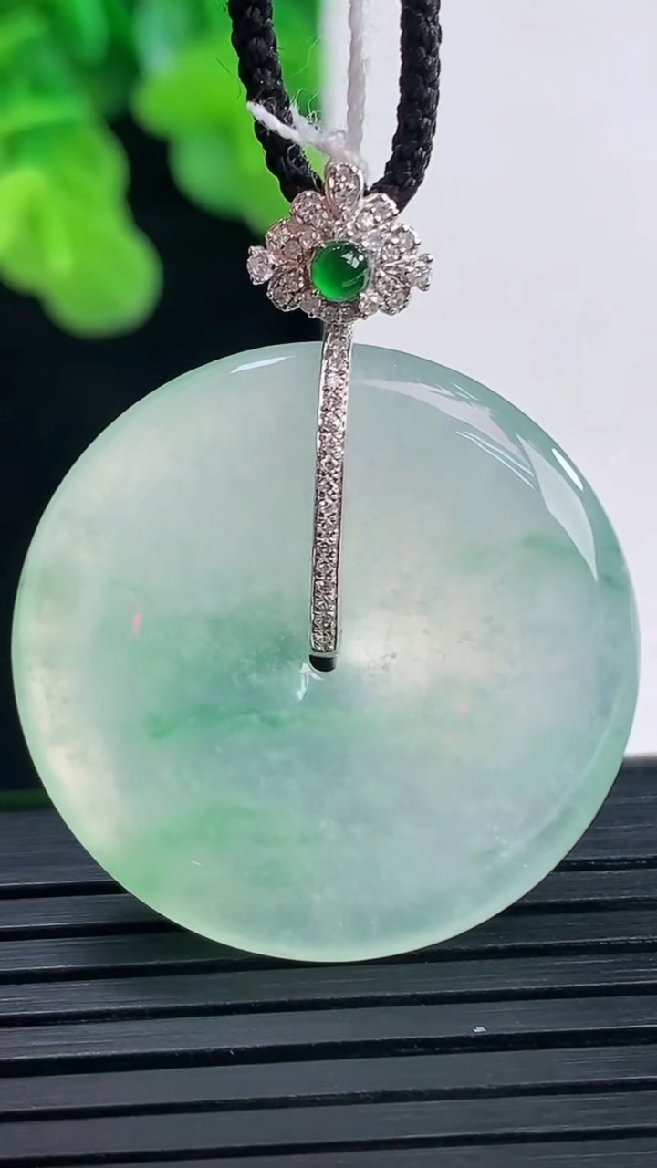 天然A货翡翠平安扣吊坠尺寸28.8-5重量:10.10g
4月10日