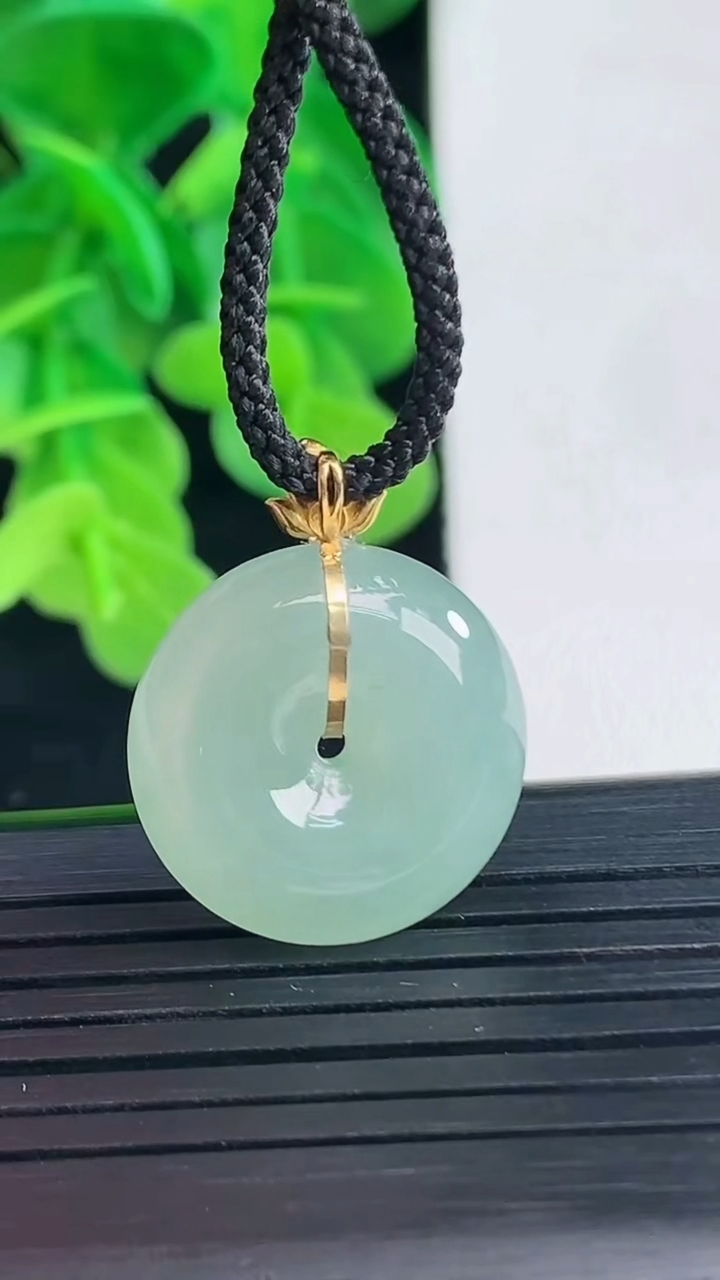 天然A货翡翠平安扣吊坠尺寸18.4-5.5重量:4.36g
4月10日