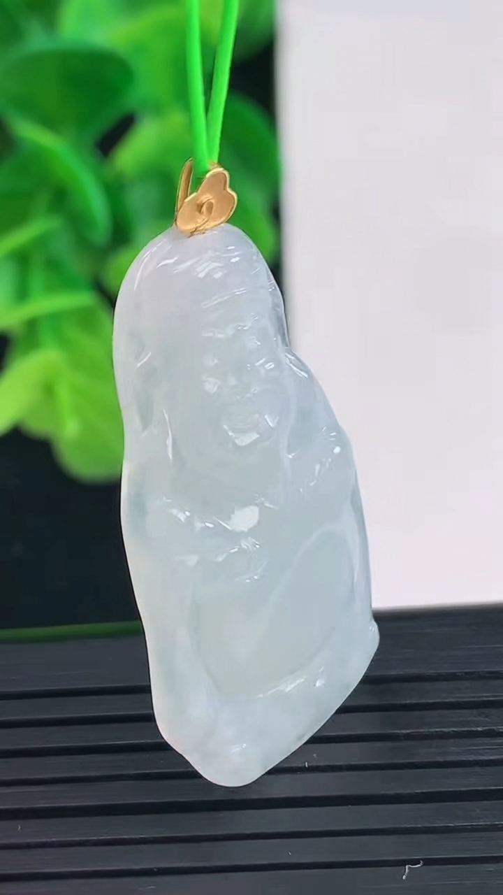 天然A货翡翠财神爷吊坠尺寸40.6-20-4.5重量:6.26g
4月10日