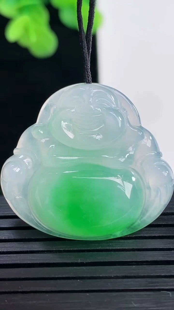 天然A货翡翠佛公吊坠尺寸28-30.8-5.5重量:7.79g
4月10日