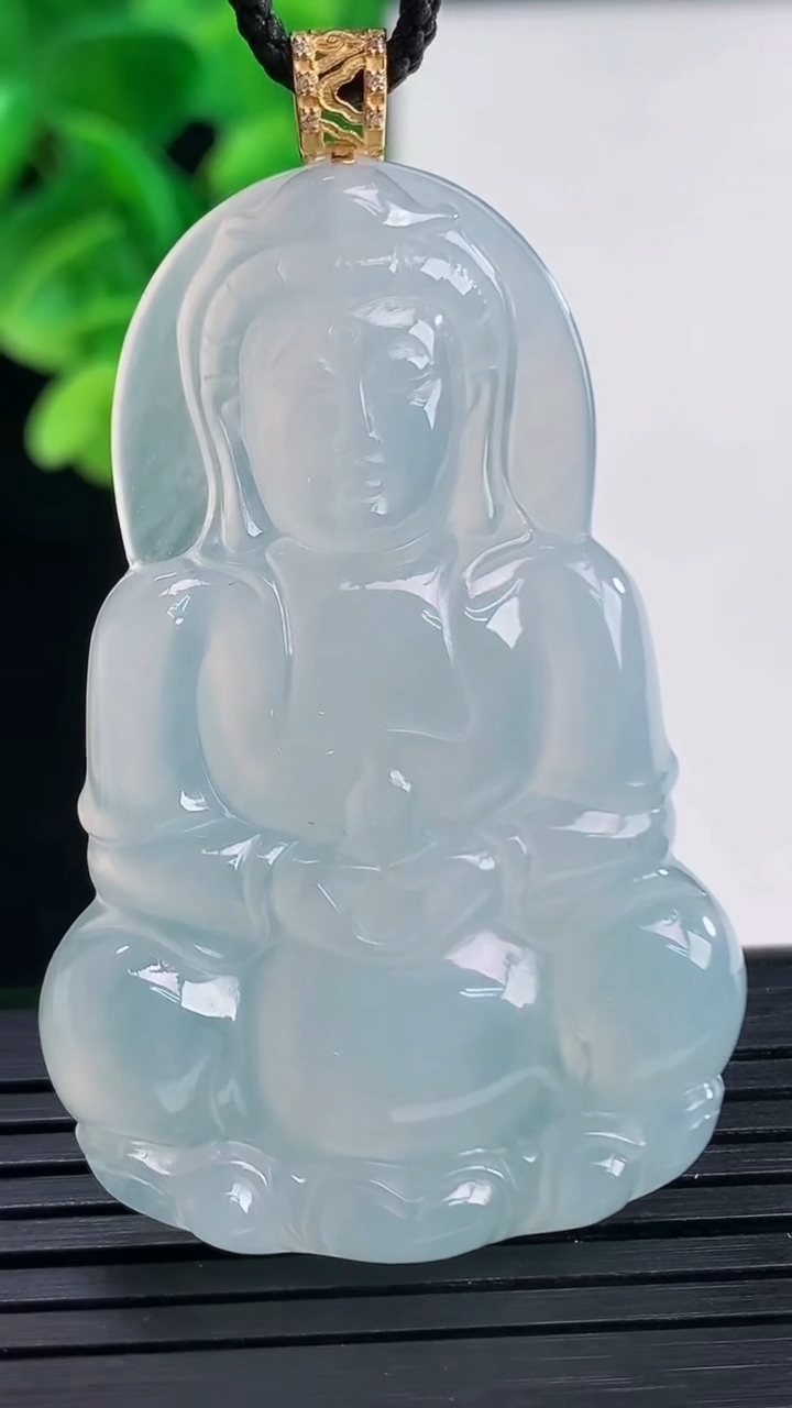 天然A货翡翠观音菩萨吊坠尺寸48.5-31.9-4.6重量:13.71g
4月10日
