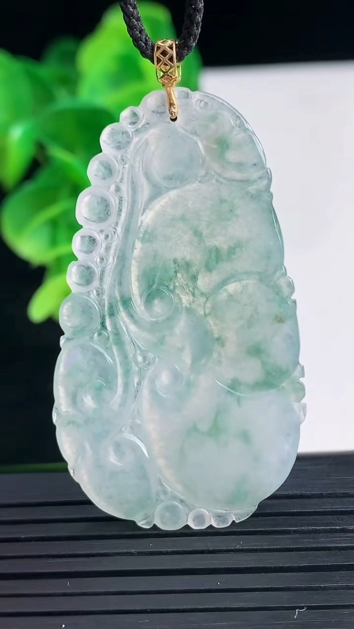 天然A货翡翠18K金飘花如意吊坠尺寸49.8-28.4-3.7重量:8.46g
4月10日