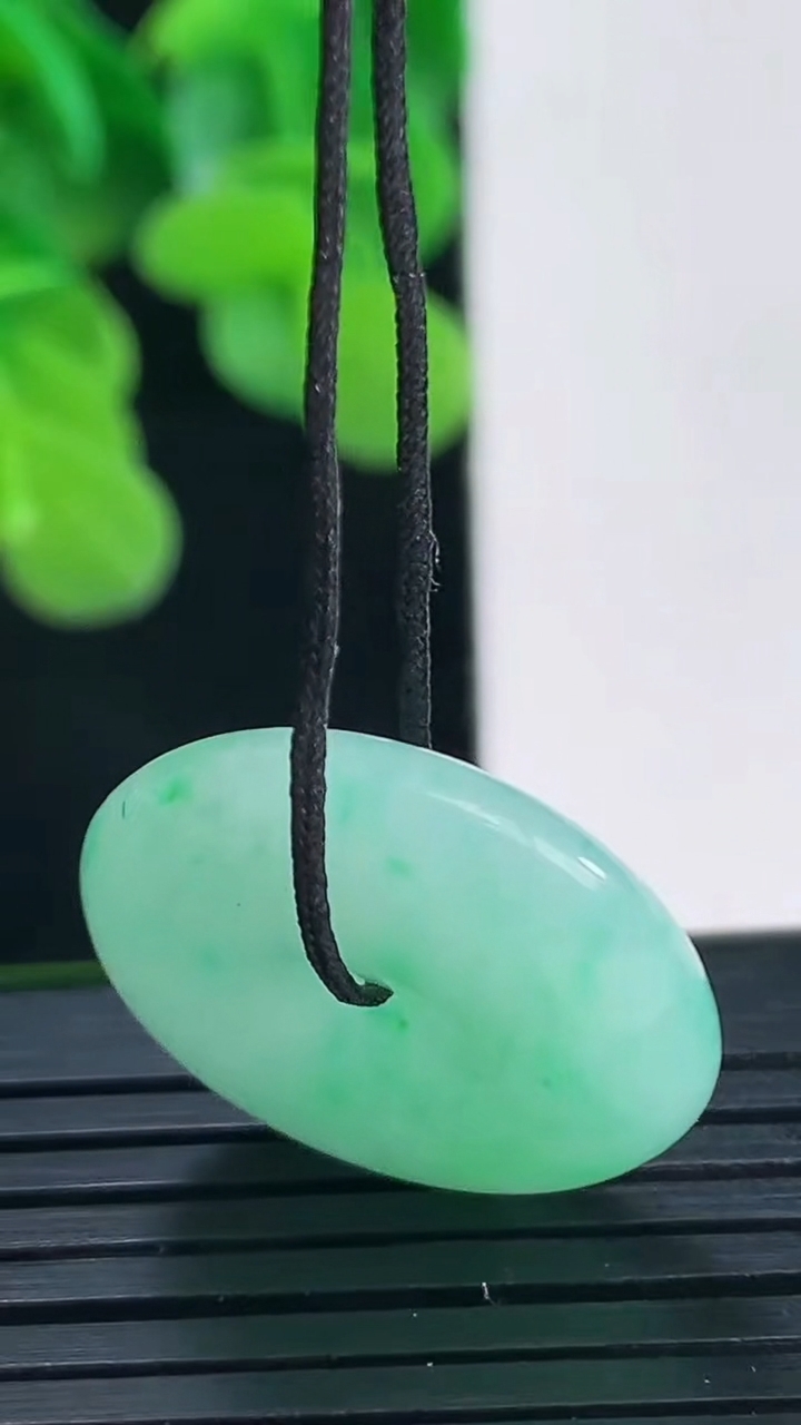 天然A货翡翠平安扣吊坠尺寸21.8-6.1重量:6.46g
4月10日