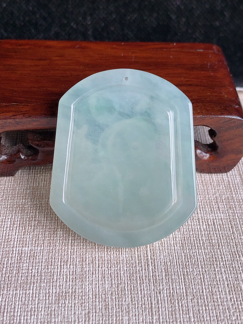 天然A货翡翠晴水生肖蛇吊坠 
尺寸49.3-40.7-5.8mm 重量25.86g 0409