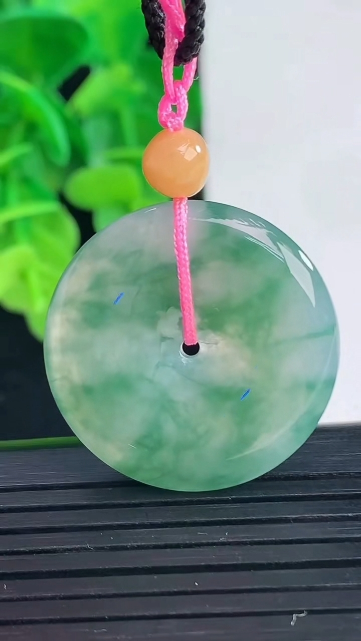 天然A货翡翠飘花平安扣吊坠尺寸26.7-4.5重量:7.56g
4月10日