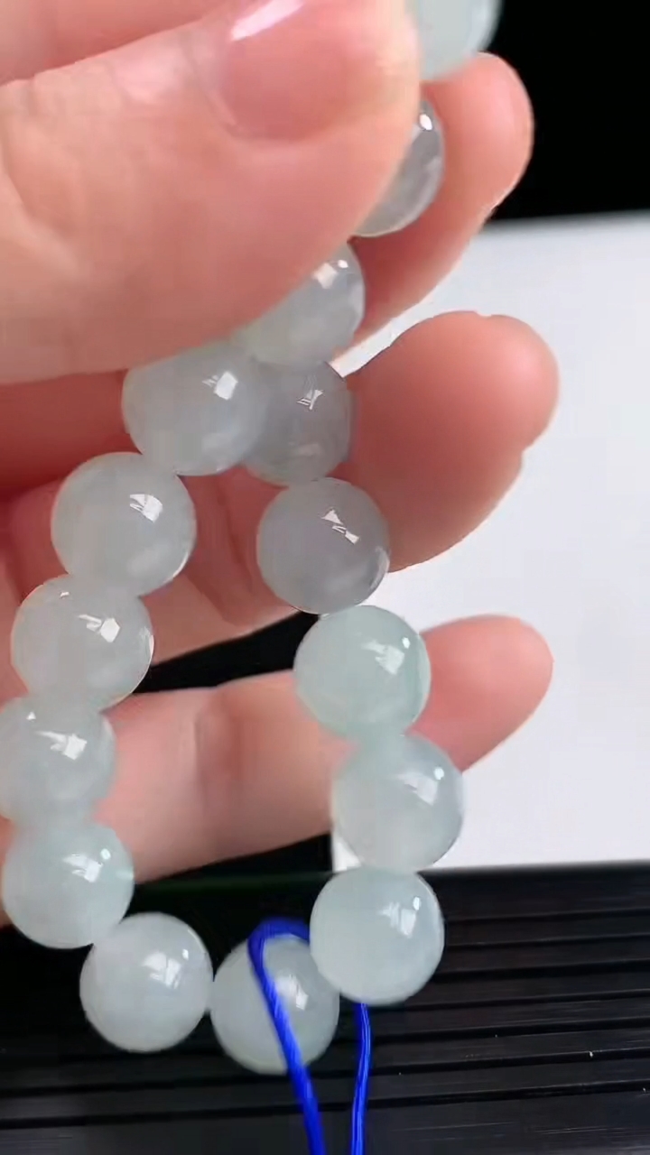 天然A货翡翠圆珠手串尺寸9.1-20颗重量:27.87g4月10日
工厂直销收藏佳品,种好水足，色泽均匀，有种有色，上手高大气！