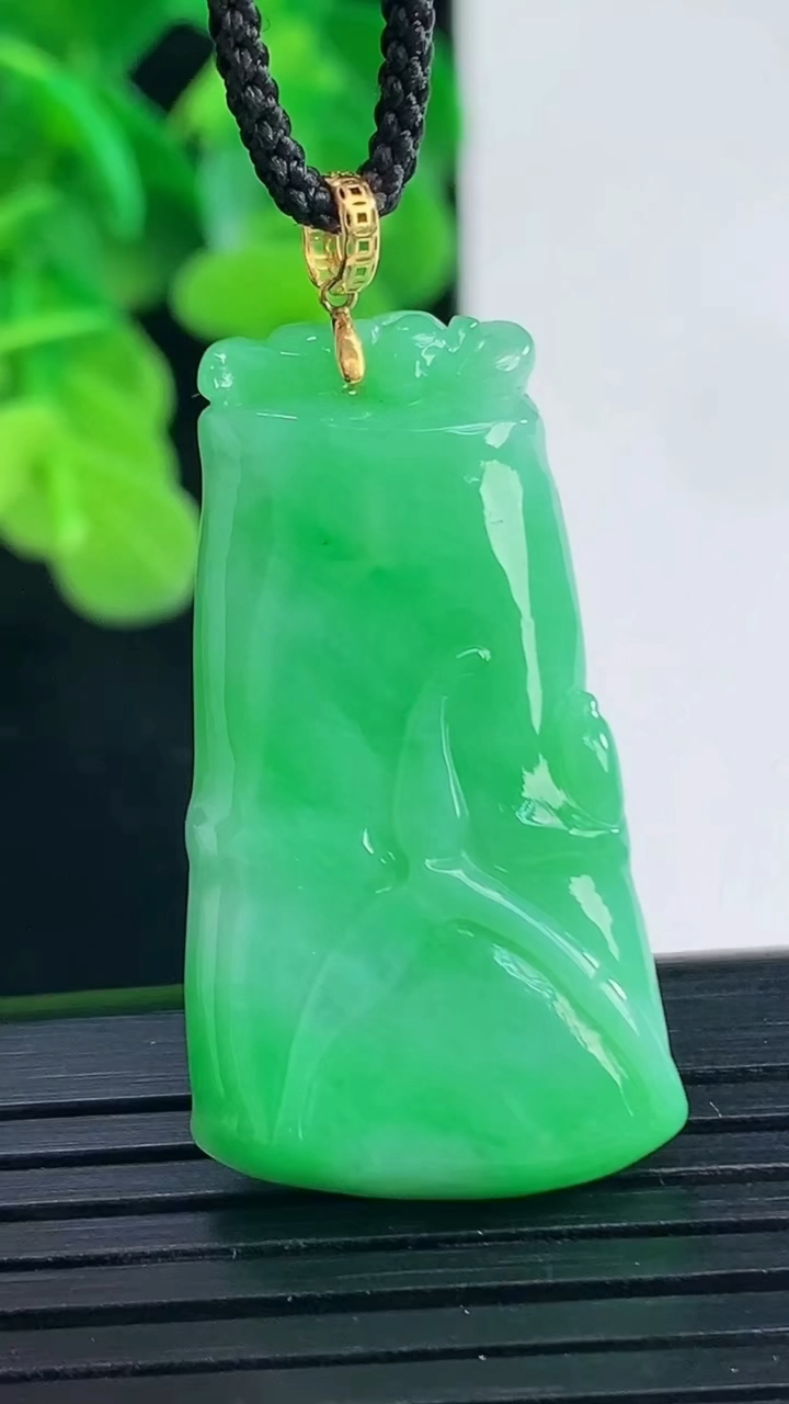 天然A货翡翠节节高升 竹节吊坠尺寸338-18.8-4.7重量:8.01g
4月10日