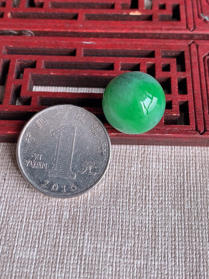 天然A货翡翠飘绿圆珠转运珠吊坠 
尺寸16mm 重量7.50g 0409