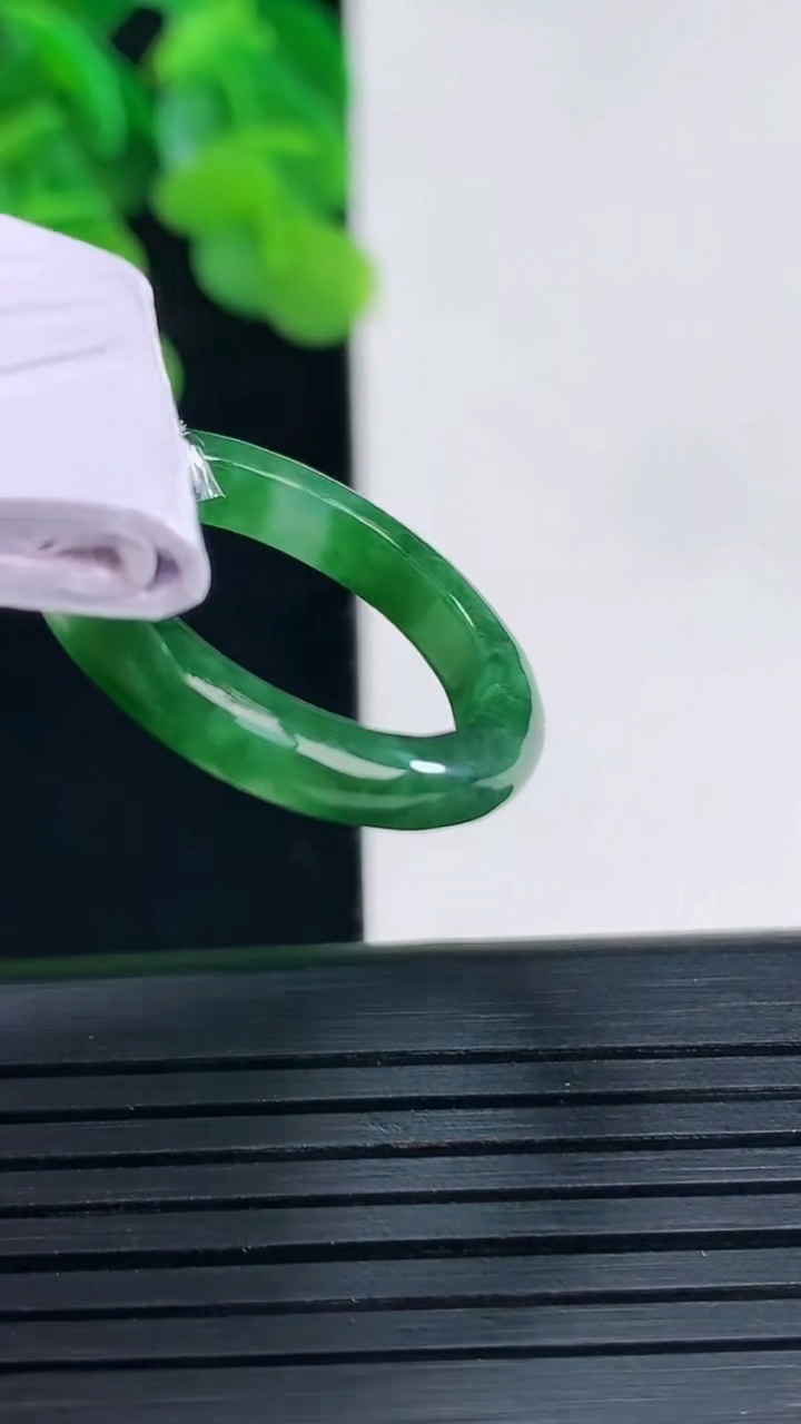 天然A货翡翠指环戒指尺寸18.1-3.7-3.3重量:3.92g2026年4月10日
工厂直销收藏佳品,种好水足，色泽均匀，有种有色，上手高大气！