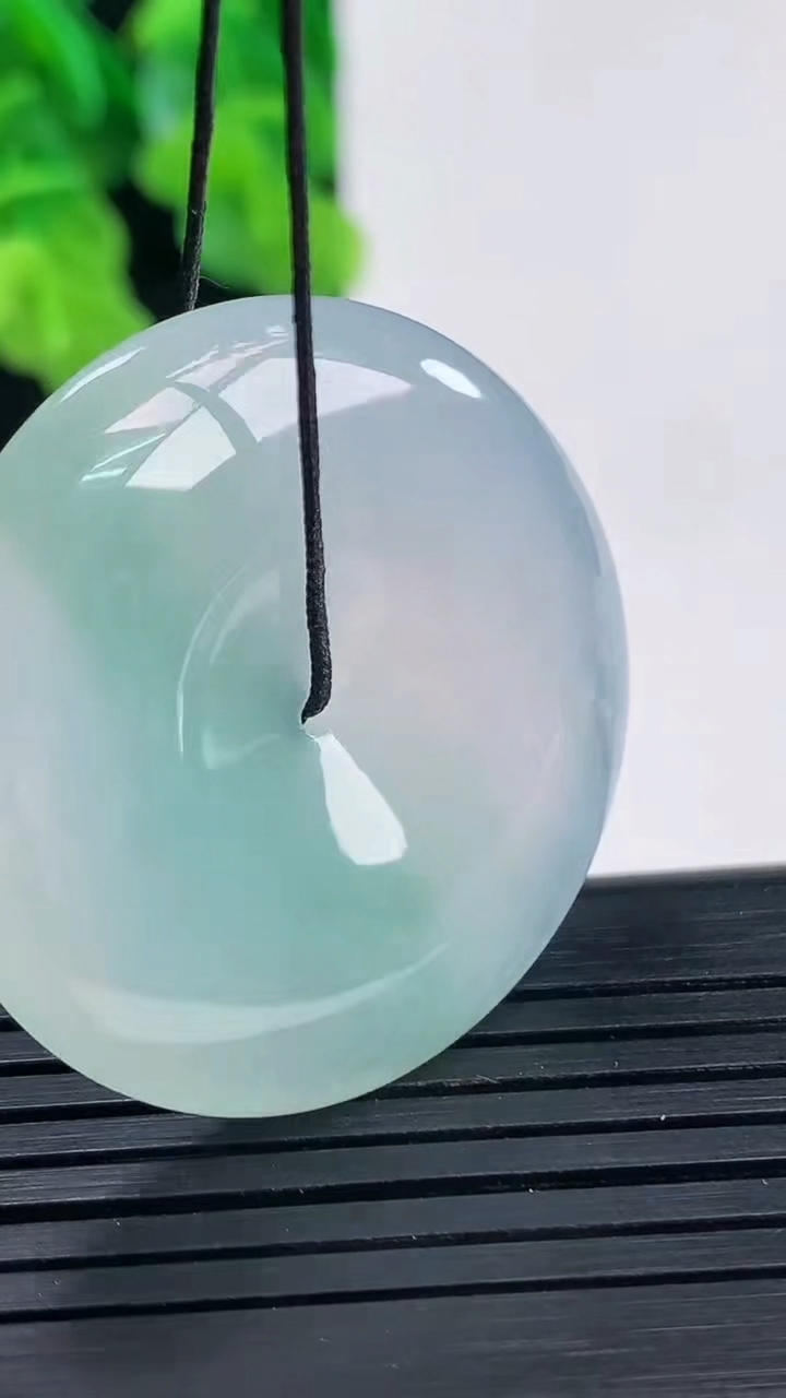 天然A货翡翠平安扣吊坠尺寸34.1-5.7重量:14.93g
4月10日