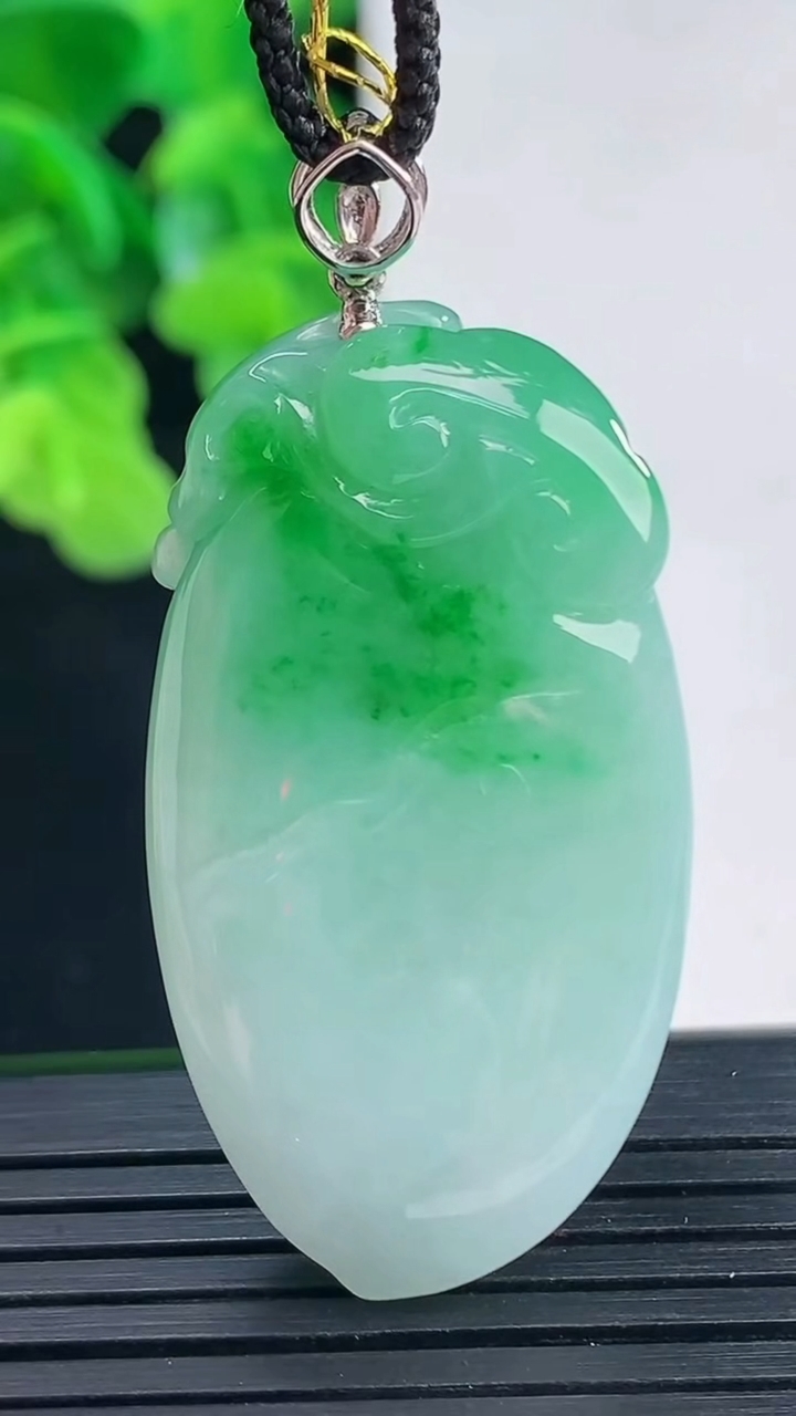 天然A货翡翠福瓜吊坠尺寸41.2-22.1-11.3重量:17.78g
4月10日