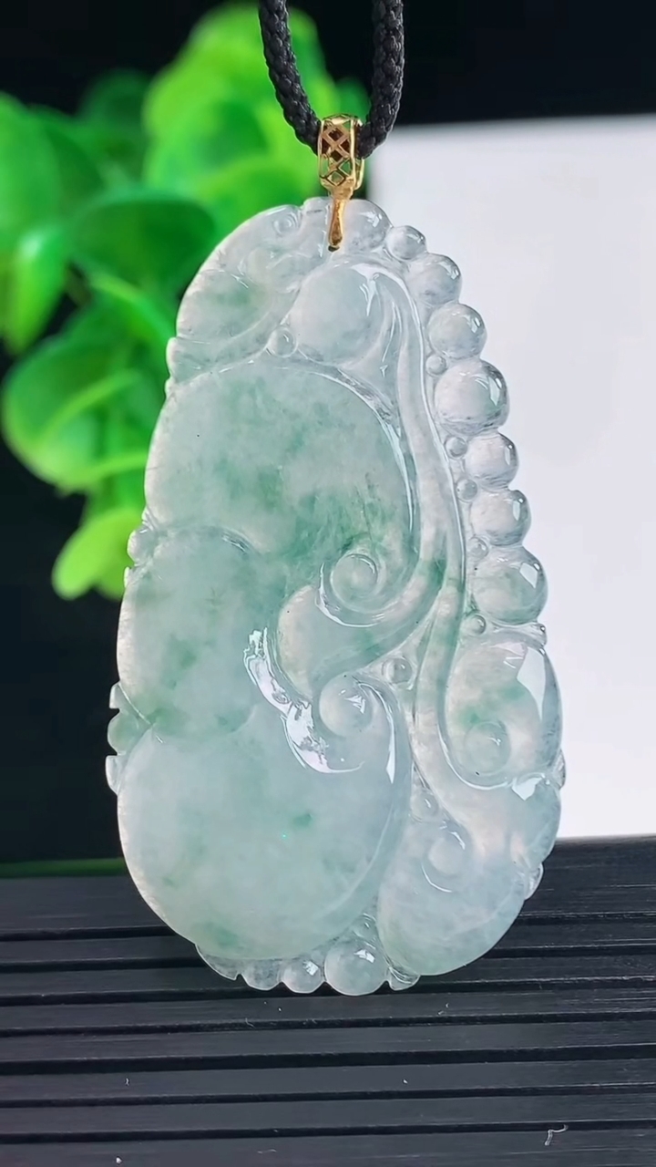 天然A货翡翠18K金飘花如意吊坠尺寸49.8-28.4-3.7重量:8.46g
4月10日