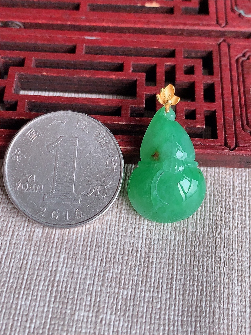 天然A货翡翠18K金扣头满绿葫芦吊坠 
尺寸28.5-24.4-16.2-8.6mm 重量4.83g 0409