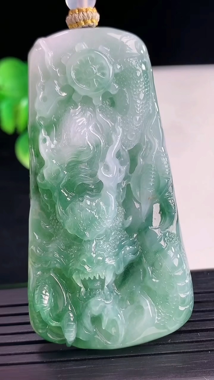 天然A货翡翠龙牌吊坠尺寸65.6-33.6-10.4重量:44.84g
4月10日