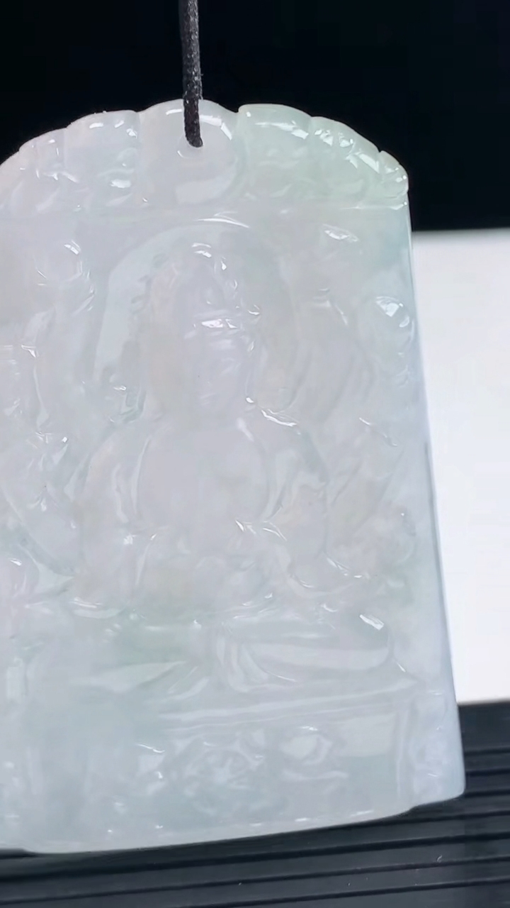 天然A货翡翠千手观音吊坠尺寸61.9-42.9-4.2重量:25.08g
4月10日