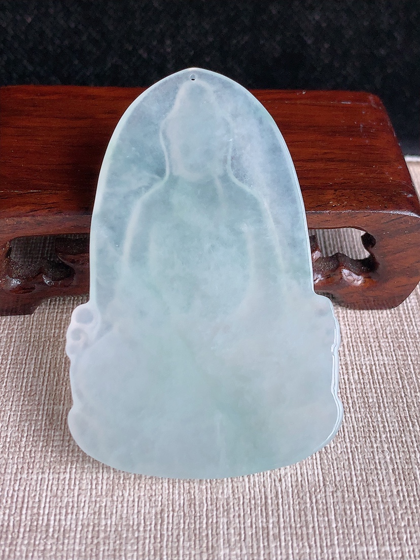 天然A货翡翠晴水大势至菩萨吊坠 
尺寸67.6-43.6-5.8mm 重量33.28g 0409