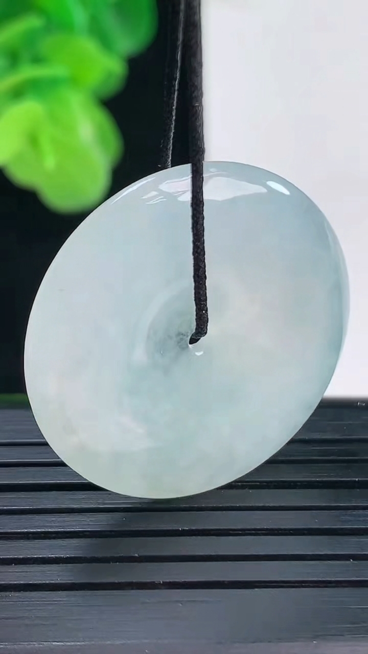 天然A货翡翠平安扣吊坠尺寸28.7-4.5重量:8.38g
4月10日