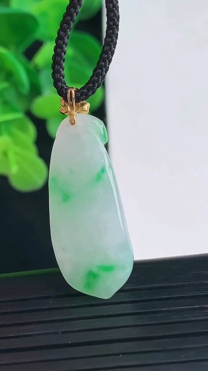 天然A货翡翠福瓜吊坠尺寸34.1-12.2-6.9重量:5.15g
4月10日