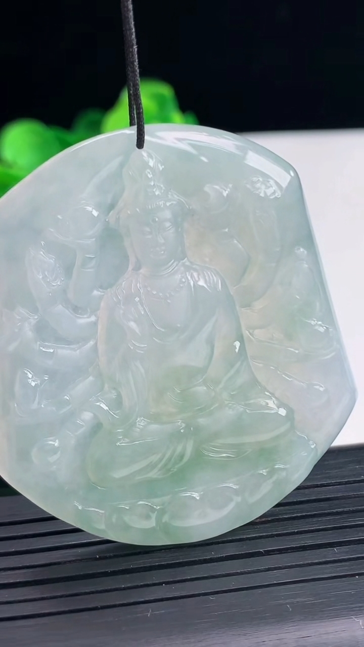 天然A货翡翠飘花千手观音吊坠尺寸54.7-48.2-5.2重量:30.55g
4月10日