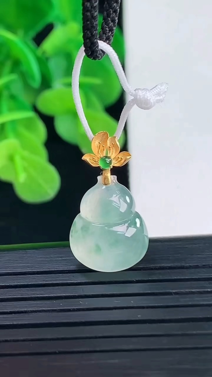 天然A货翡翠18K金飘花葫芦吊坠尺寸21.2-11.8-4.5重量:1.72g
4月10日