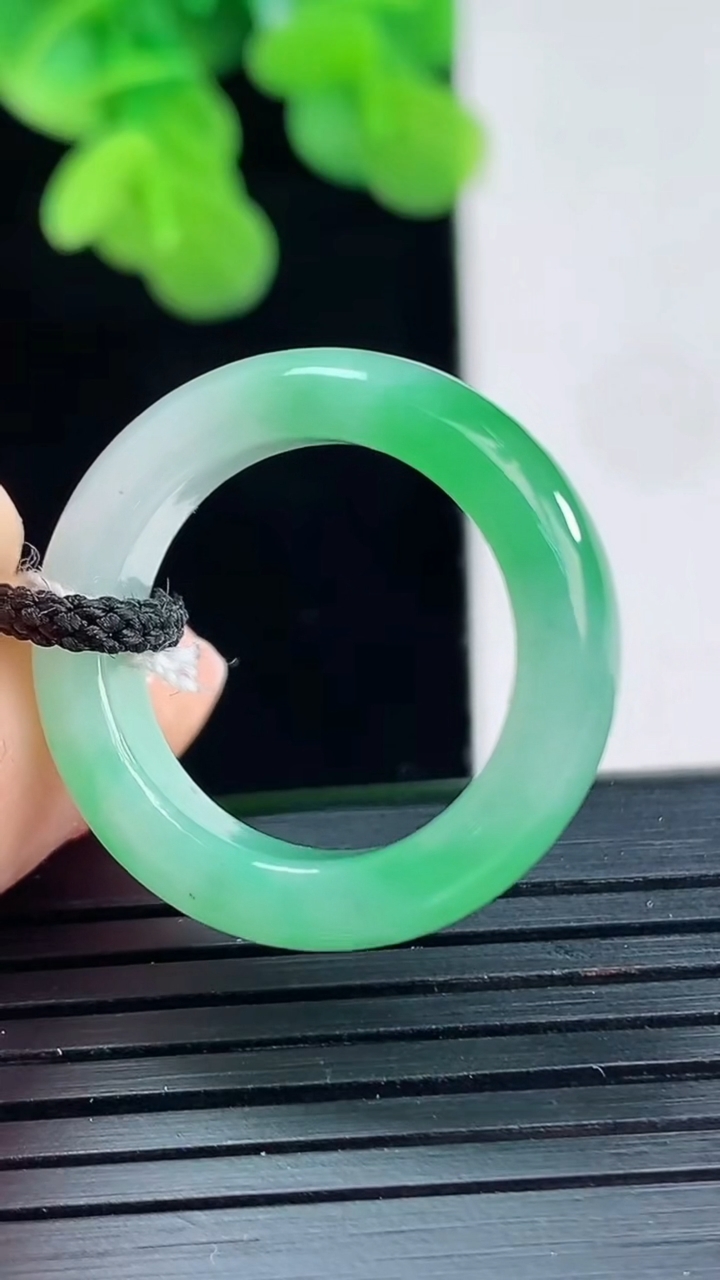 天然A货翡翠指环戒指尺寸17.1-5.6-3.6重量:4.32g2026年4月10日
工厂直销收藏佳品,种好水足，色泽均匀，有种有色，上手高大气！