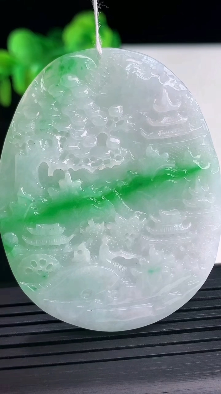 天然A货翡翠山水牌吊坠尺寸56.6-45.2-5.4重量:29.81g
4月10日