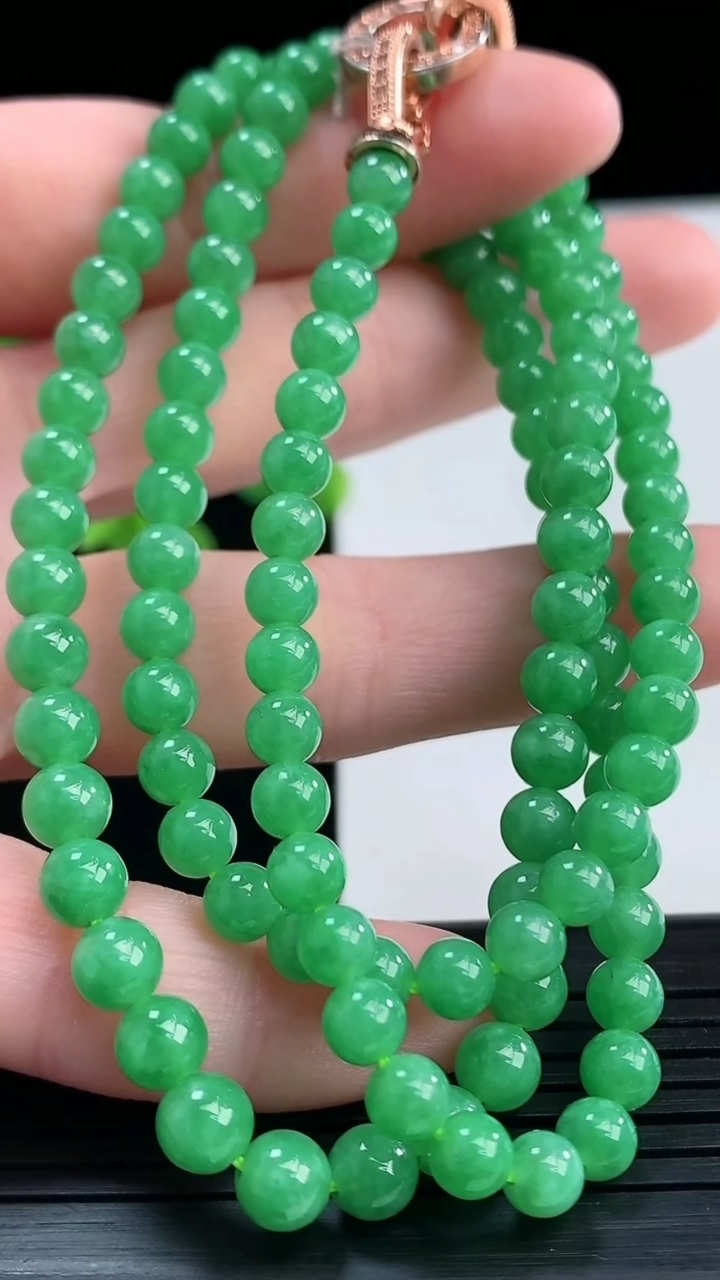 天然A货翡翠圆珠项链尺寸5.7-4.8-114颗重量:28.37g
4月10日